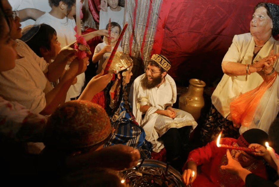 A traditional Tunisian Jewish engagement ceremony. (David Furst/Getty Images).